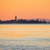 Kirche und Hafen von Romanshorn im Abendlicht