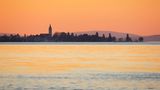 Kirche und Hafen von Romanshorn im Abendlicht