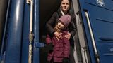 Mutter und Tochter auf der Flucht