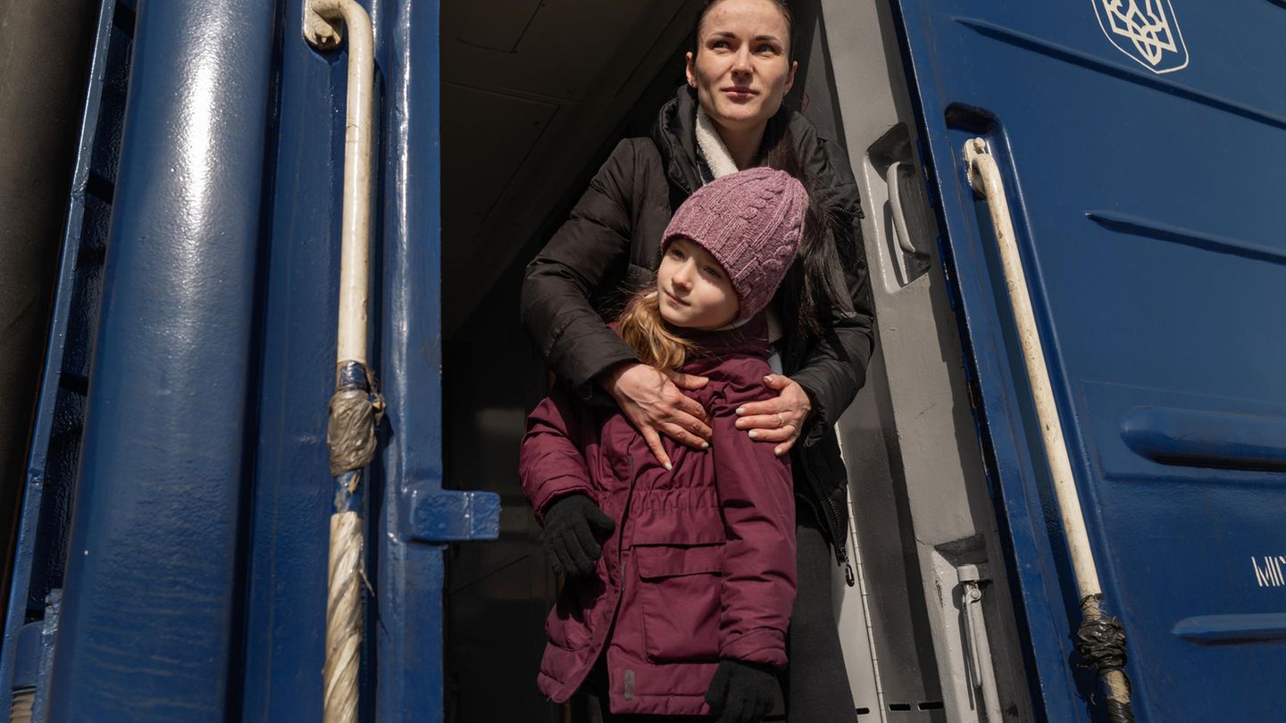Mutter und Tochter auf der Flucht