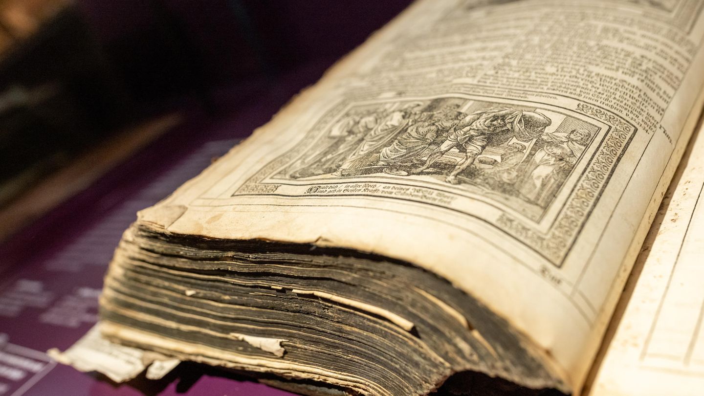 Ostern: Eine vom Theologen Johann Dilherr herausgegebene Bibel liegt in einer Ausstellung