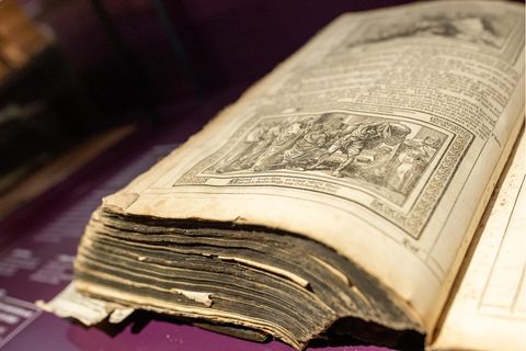 Ostern: Eine vom Theologen Johann Dilherr herausgegebene Bibel liegt in einer Ausstellung