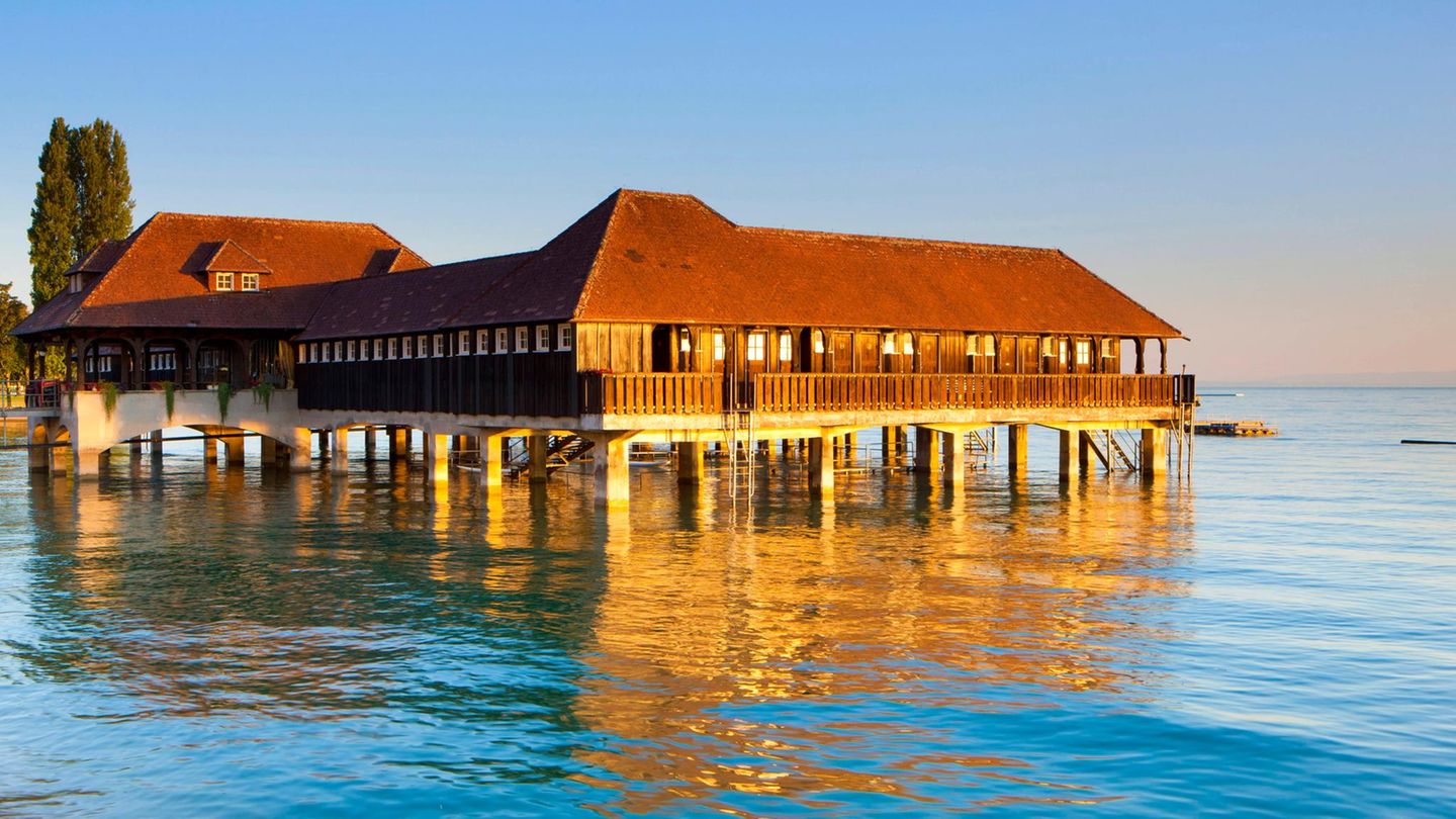 Die Badhütte in Rorschach ist auf Stelzen im Bodensee gebaut