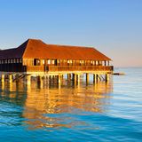 Die Badhütte in Rorschach ist auf Stelzen im Bodensee gebaut