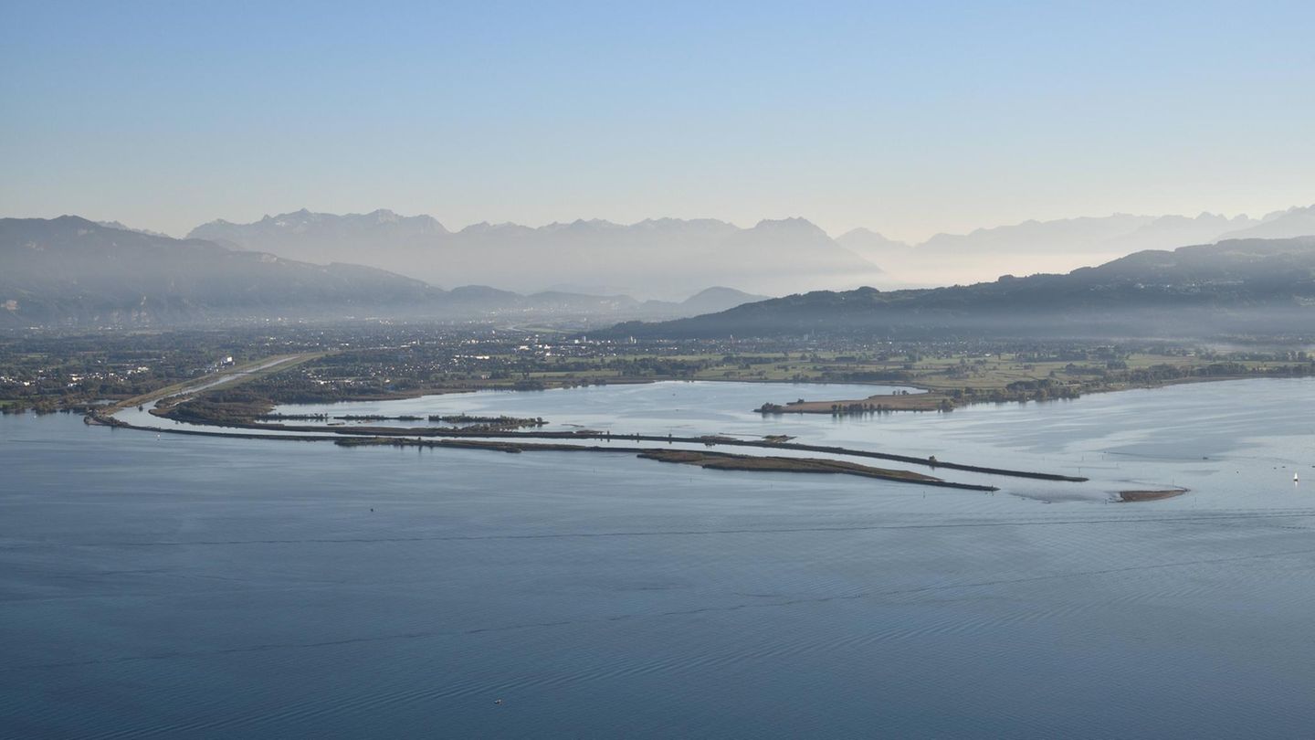 Blick von oben auf das Rheindelta im Bodensee