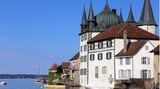 Der Turmhof in Steckborn mit seinen kleinen Türmchen steht direkt am Wasser
