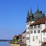 Der Turmhof in Steckborn mit seinen kleinen Türmchen steht direkt am Wasser