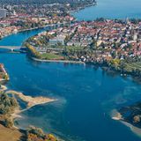 Konstanz ist mit rund 80.000 Einwohnern die größte Stadt am Bodensee. Mit ihrer Universität oben auf dem Berg und seiner Fachhochschule direkt am Wasser ist die Kreisstadt auch bei Studenten beliebt. Die kommen vor allem abends gerne am Seerhein zusammen. Hier beginnt bei der alten Rheinbrücke die Kilometerzählung des Rheins mit null.