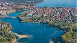 Konstanz ist mit rund 80.000 Einwohnern die größte Stadt am Bodensee. Mit ihrer Universität oben auf dem Berg und seiner Fachhochschule direkt am Wasser ist die Kreisstadt auch bei Studenten beliebt. Die kommen vor allem abends gerne am Seerhein zusammen. Hier beginnt bei der alten Rheinbrücke die Kilometerzählung des Rheins mit null.