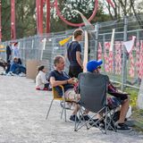 Menschen sitzen im April 2020 auf Campingstühlen vor der geschlossenen Grenze zwischen Konstanz und Kreuzlingen