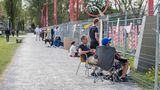 Menschen sitzen im April 2020 auf Campingstühlen vor der geschlossenen Grenze zwischen Konstanz und Kreuzlingen