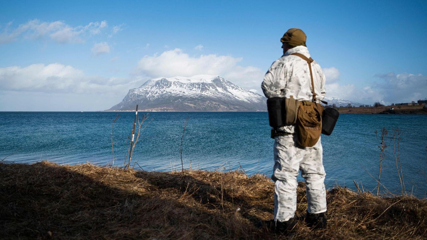 Ein US-Soldat nimmt an der internationalen Militärübung Cold Response 22 in Sandstrand nördlich von Norwegen teil