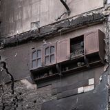 Ukraine, Borodjanka: In einem zerstörten Wohnhaus in dem befreiten Dorf Borodjanka hängt ein Küchenregal