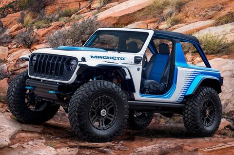 Der Jeep Magneto ist auf einem felsigen Gelände abgestellt