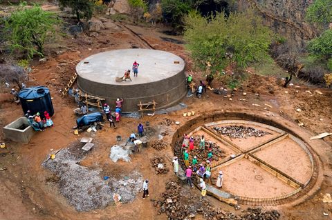 Bau der Wassertanks unterhalb des Rock Catchments in Kinakoni