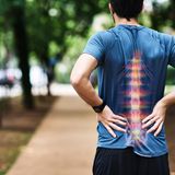 SItzen sei das neue Rauchen hieß es vor ein paar Jahren provokativ. Seit Corona ist das für viele Menschen im Home Office sicher nicht besser geworden. Wir sitzen zu viel. Folge sind Rückenschmerzen, Verspannungen und eine ziemlich schlechte Körperhaltung. Nicht umsonst sind Rückenschmerzen in die Liga der Volkskrankheiten aufgerückt. Doch selbst bei akuten Schmerzen ist Bewegung der beste Weg hin zu mehr Freude am Leben. Allerdings nur, wenn man es richtig macht.  Welcher Sport tut dem Rücken gut?  Oft basieren Rückenschmerzen auf einer schlecht austarierten Muskulatur und Verspannungen. Bewegung wirkt dagegen: Muskelmasse wird aufgebaut, der Stützapparat trainiert, Verspannungen gelöst. Regelmäßiger Sport kann Rückenschmerzen oft so positiv beeinflussen, dass weniger oder keine Schmerzmittel mehr nötig sind. Auch das Voranschreiten von Bandscheibenschäden kann durch gezielten Sport verhindert werden.  Hier hilft jeder Sport, der die Wirbelsäule stabilisiert und Körperhaltung und Koordination verbessert. Je nach körperlicher Fitness von Dehn- und Strechübungen über Koordinationstraining bis zu gezieltem Krafttraining, zum Beispiel spezielle Rückenkurse ("Rückenschule") oder Tai Chi. Zusätzlich gut: Ausdauersportarten mit gleichmäßiger Beanspruchung von Rücken- und Bauchmuskulatur, etwa Rückenschwimmen und Kraulen, Wandern, Nordic Walking oder Ski-Langlauf.  Wie oft und wie lange?  Oft lindert schon ein Mal die wöchentlich ein Rückenkurs (60-90 Minuten) die Beschwerden. Dazu sollten am besten noch drei- bis fünfmal die Woche Ausdauereinheiten á 30 bis 60 Minuten kommen.  Was sollte man meiden?  Alle Sportarten mit schnellen, ruckartigen Bewegungen, Stauchungen der Wirbelsäule, extremen Drehbewegungen im Rumpf oder starken, kurzfristigen Belastungen, zum Beispiel Alpin-Ski, Reiten, Tennis, Squash, Badminton oder zu intensives Krafttraining an Geräten und Hanteln.  Worauf sollte man achten?  Bei ständigen Rückenschmerzen vorab auf Bandscheiben- oder Haltungsschäden untersuchen lassen. Am besten beim Physiotherapeuten günstige und schlechte Bewegungsabläufe zeigen lassen und auch im Alltag auf rückenschonende Bewegungen achten. Bei Haltungsschäden sind gute Sportschuhe, gegebenenfalls auch Einlagen wichtig. Die Belastung beim Sport sollte bis zur Schmerzgrenze, aber nicht darüber hinaus gehen. Wenn Übungen Schmerzen verursachen, sollte man aussetzen. Besonders beim Krafttraining ist es wichtig, dass Haltung und saubere Ausführung der Übungen von kompetenten Trainern überprüft und verbessert wird.