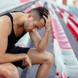 Es sind nicht unbedingt die körperlichen Handicaps, die auf die Lebensfreude drücken. Dauerstress, Burnout oder Depressionen sind schlimmer. Sport zählt zu den größten Stimmungsaufhellern überhaupt. Regelmäßiger Ausdauersport fördert die Ausschüttung von zufrieden stimmenden Endorphinen, Serotonin und Dopamin. Zugleich werden die Stresshormone Adrenalin und Cortisol abgebaut. Zusätzlich werden Körperwahrnehmung und Selbstbewusstsein gestärkt.       Welcher Sport ist gut?  Sämtliche Ausdauersportarten, vor allem wenn an sie draußen, bei natürlichem Licht praktiziert: Joggen und Walken, Schwimmen, Radfahren, Wandern, Inline-Skating oder Skilanglauf. Aber auch moderate Gymnastik oder Aerobic sowie Training an Cardio-Geräten hebt die Laune.  Wie oft und wie lange?  So viel Spaß macht! Zu Beginn etwa drei Trainingseinheiten á 30 Minuten pro Woche, die man langsam auf täglich 60 bis 90 Minuten steigern kann.  Was sollte man meiden?  Alle aggressiven, konkurrenzbetonten Sportarten mit Leistungsdruck, unter anderem Kampfsport und wettkampforientierten Ballsport.  Worauf sollte man achten?  Der Spaß sollte immer im Vordergrund stehen, Ziele erreichbar gesteckt, Stress- und Frusterlebnisse vermieden werden.