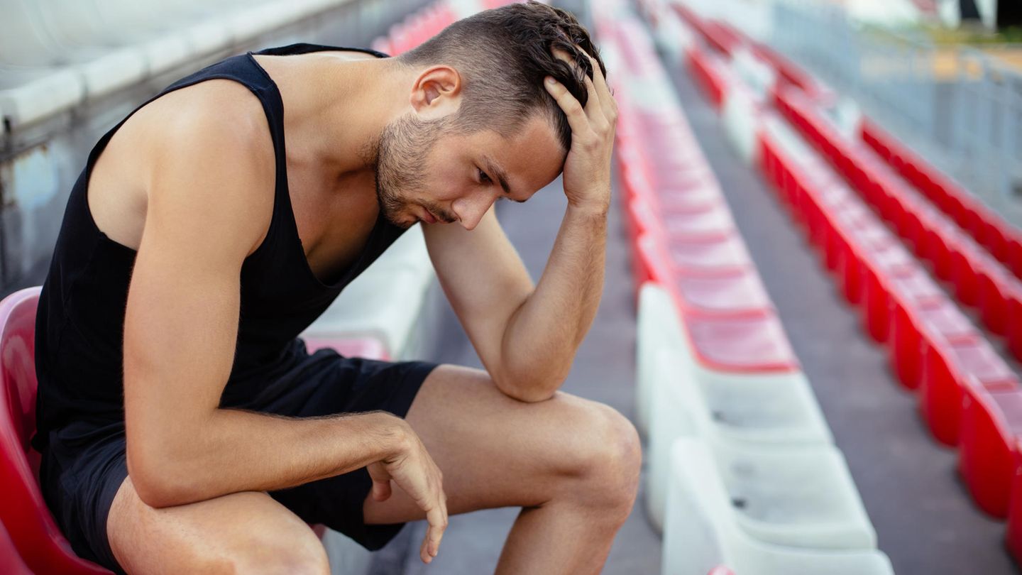 Es sind nicht unbedingt die körperlichen Handicaps, die auf die Lebensfreude drücken. Dauerstress, Burnout oder Depressionen sind schlimmer. Sport zählt zu den größten Stimmungsaufhellern überhaupt. Regelmäßiger Ausdauersport fördert die Ausschüttung von zufrieden stimmenden Endorphinen, Serotonin und Dopamin. Zugleich werden die Stresshormone Adrenalin und Cortisol abgebaut. Zusätzlich werden Körperwahrnehmung und Selbstbewusstsein gestärkt.       Welcher Sport ist gut?  Sämtliche Ausdauersportarten, vor allem wenn an sie draußen, bei natürlichem Licht praktiziert: Joggen und Walken, Schwimmen, Radfahren, Wandern, Inline-Skating oder Skilanglauf. Aber auch moderate Gymnastik oder Aerobic sowie Training an Cardio-Geräten hebt die Laune.  Wie oft und wie lange?  So viel Spaß macht! Zu Beginn etwa drei Trainingseinheiten á 30 Minuten pro Woche, die man langsam auf täglich 60 bis 90 Minuten steigern kann.  Was sollte man meiden?  Alle aggressiven, konkurrenzbetonten Sportarten mit Leistungsdruck, unter anderem Kampfsport und wettkampforientierten Ballsport.  Worauf sollte man achten?  Der Spaß sollte immer im Vordergrund stehen, Ziele erreichbar gesteckt, Stress- und Frusterlebnisse vermieden werden.