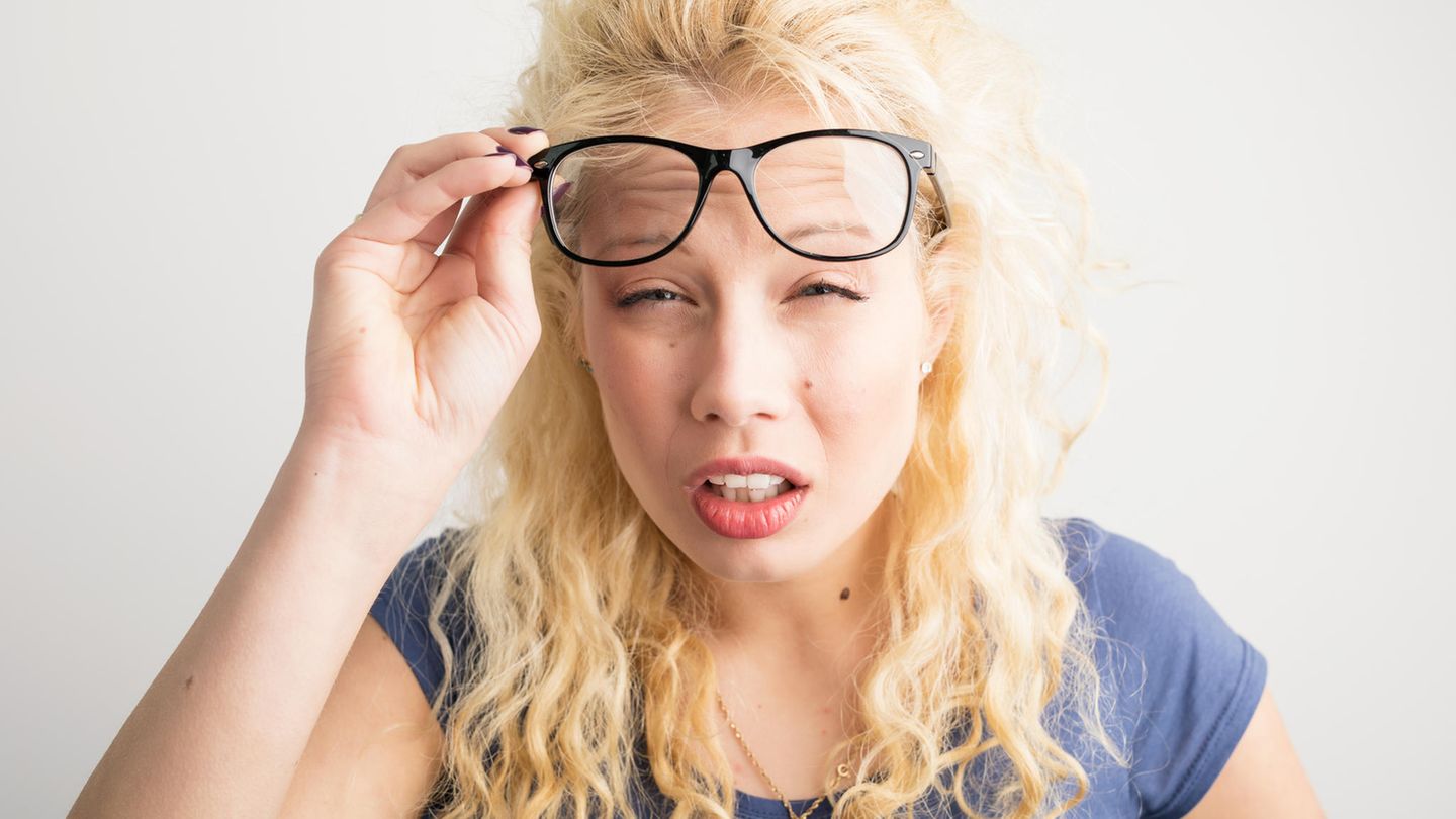 Kurzsichtigkeit könnte das neue Normalsichtig der kommenden Generationen sein. Wenn wir nicht auf Monitore schauen, dann glotzen wir auf kleine Handy-Displays. Stundenlang. Das geht zwangsläufig auf die Muskeln, die das Auge formen. Und da soll Sport helfen? Ja, sagen Experten. Es wird diskutiert, dass mangelnde körperliche Aktivität und fehlendes Tageslicht die Dopamin-Ausschüttung hemmen und so die Entstehung und so auch das Voranschreiten von Kurzsichtigkeit begünstigen. Ob und inwieweit bestehende Fehlsichtigkeit durch Sport zurückgebildet werden kann, ist bislang nicht untersucht.  Welcher Sport ist gut?  Empfohlen werden vor allem alle Sportarten unter freiem Himmel: Nordic Walking, Joggen, Wandern, Spazierengehen, Ski-Alpin oder -langlauf, Radfahren, Inline-Skating.  Wie oft und wie lange?  Zu Beginn drei Trainingseinheiten á 30 Minuten pro Woche. Nach und nach auf fünf- bis siebenmal ca. 30 bis 60 Minuten wöchentlich steigern.  Was sollte man meiden?  Das kommt auf den Grad der Fehlsichtigkeit an und, ob Brille oder Kontaktlinsen getragen werden: Alles, wobei man sich unsicher fühlt. Wenn bereits Schäden an der Netzhaut diagnostiziert wurden, sollten starke Erschütterungen des Kopfes (Kopfball bei Fußball) besser vermieden werden.  Worauf sollte man achten?  Ein Besuch beim Augenarzt und Optiker ist ratsam: Wichtig sind nämlich gut angepasste Brillen oder Kontaktlinsen, gegebenenfalls auch spezielle Sport- oder Schwimmbrillen. Bei starker Sonneneinstrahlung, etwa beim Wintersport, ist auch auf einen ausreichenden UV-Schutz zu achten.