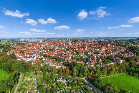 Die Altstadt Nördlingens liegt in einer Landschaft, die durch den Einschlag eines riesigen Asteroiden vor etwa 14,5 Millionen Jahren entstand.