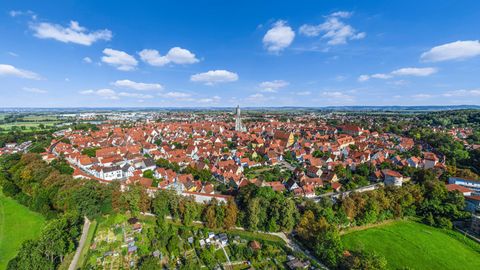 Die Altstadt Nördlingens liegt in einer Landschaft, die durch den Einschlag eines riesigen Asteroiden vor etwa 14,5 Millionen Jahren entstand.
