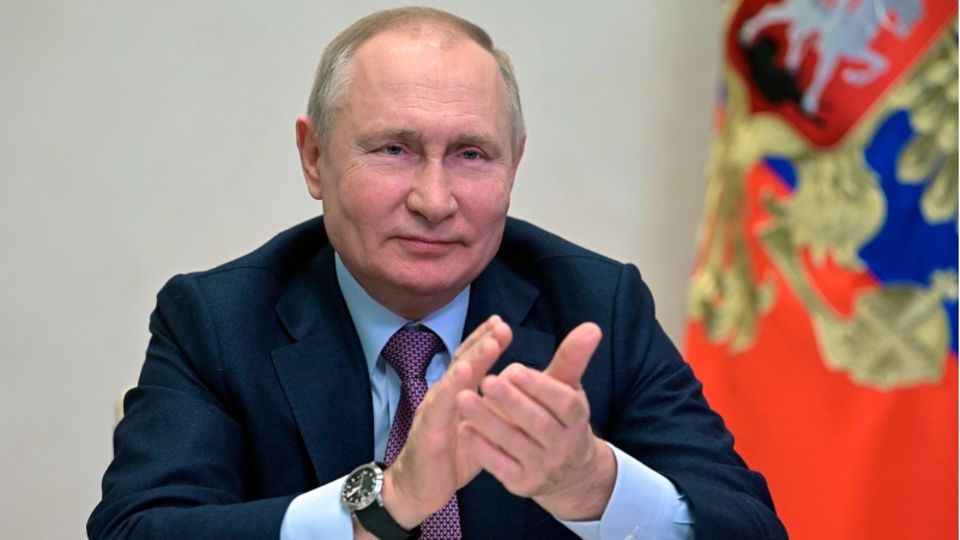 Russlands Präsident Wladimir Putin applaudiert
