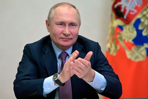 Russlands Präsident Wladimir Putin applaudiert