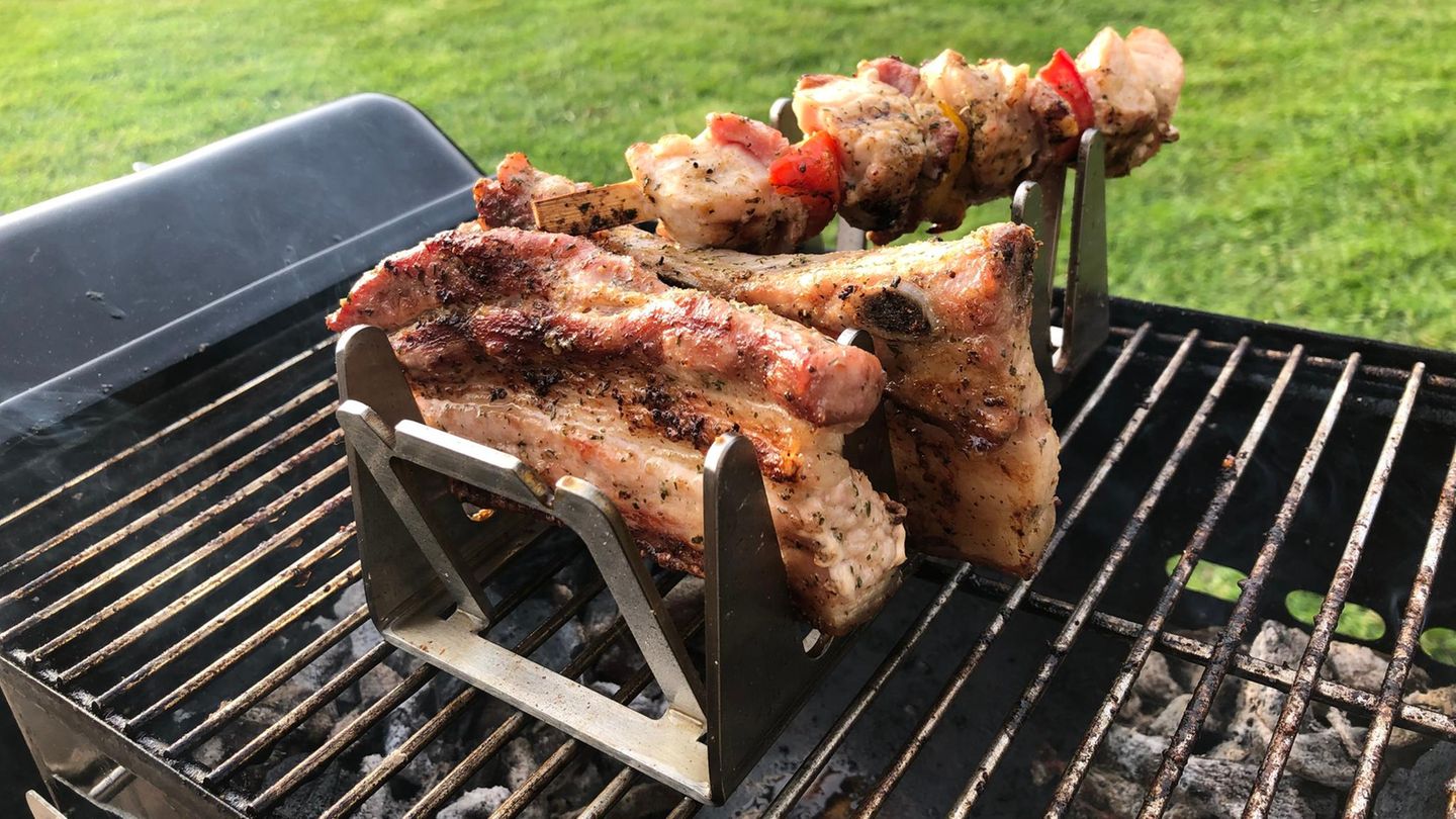 Bavarian Rescher aus DHDL: Schweinebauch und Grillspieße auf einem Grill
