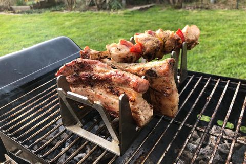 Bavarian Rescher aus DHDL: Schweinebauch und Grillspieße auf einem Grill