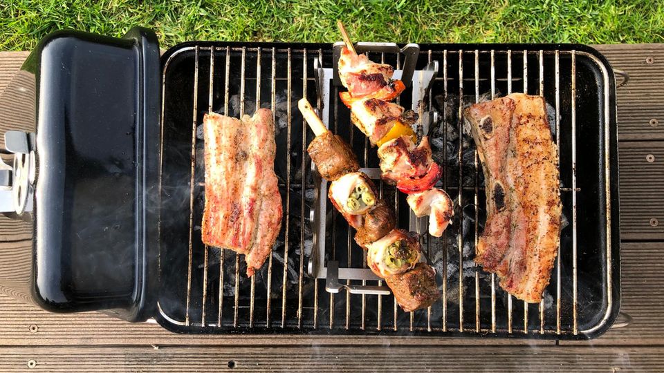 Bavarian Rescher aus DHDL: Wie kross kann Kruste sein? Bavarian Rescher: Das DHDL-Grilltool mit Fleisch auf einem Grill