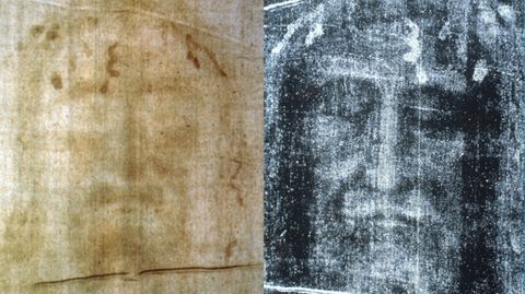 Das Gesicht auf dem Turiner Grabtuch: links in Farbe, rechts im schwarz-weißen Negativ