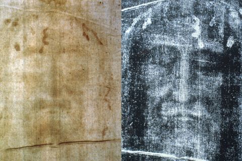 Das Gesicht auf dem Turiner Grabtuch: links in Farbe, rechts im schwarz-weißen Negativ