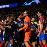 Auch der deutsche Nationalspieler Ilkay Gündogan (Mitte) setzt sich für eine friedliche Lösung des Konflikts ein.