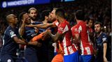 Atletico-Spieler Reinildo greift Sterling in der Hitze des Gefechts sogar an die Gurgel