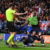 Der Auslöser des Tumults: Felipe (nicht im Bild) von Atletico Madrid grätscht Phil Foden (am Boden) fair ab, tritt dem fallenden Engländer danach allerdings in die Wade, der sich in der Folge (etwas theatralisch) vor Schmerzen am Boden wälzt. Stefan Savic (Mitte hinten) versucht aufgebracht, Foden rüde hochzuziehen, weil er ihm Zeitspiel unterstellt. Ein Man-City-Ersatzspieler und Schiedsrichter Siebert schreiten ein.