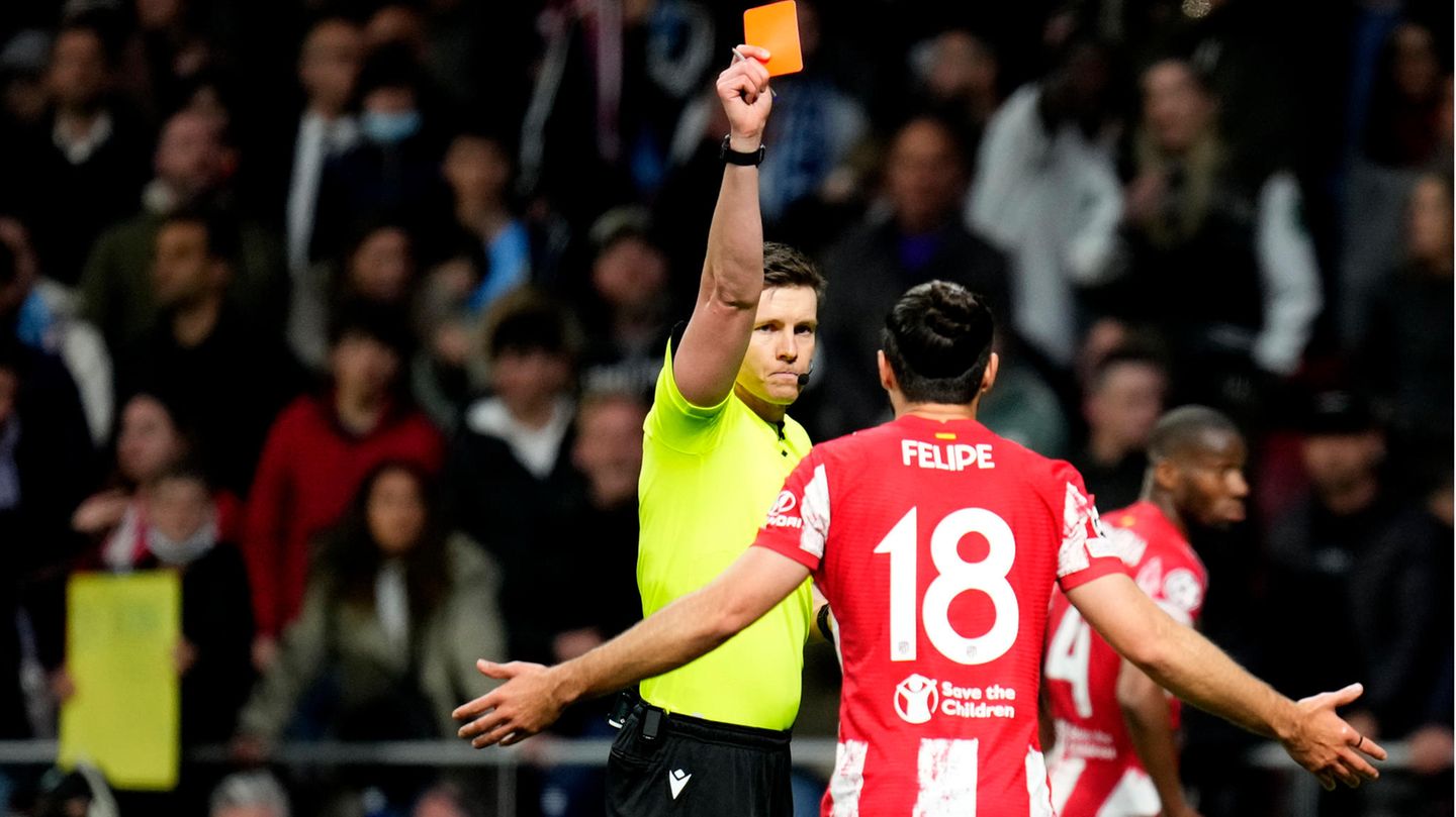 Nachdem der Tumult sich aufgelöst hat, verteilt Siebert Karten. Zwei Gelbe gehen an Savic und an Manchesters Nathan Aké. Felipe, der das Foul an Folden beging, sieht Gelb-Rot und fliegt in der Schlussphase vom Platz. Siebert lässt noch 13 Minuten Nachspielen, in denen Felipe seiner Mannschaft fehlt. Es bleibt bis zum Schlusspfiff beim 0:0 und Manchester City steht, womit Manchester City nach dem 1:0-Sieg aus dem Hinspiel in das Halbfinale der Champions League einzieht.
