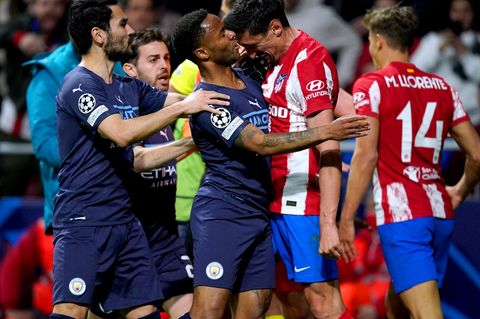 Es entwickelt sich eine Rudelbildung, an der zahlreiche Spieler beider Teams beteiligt sind. Besonders Savic und Citys Raheem Sterling (Mitte links) geraten heftig aneinander.