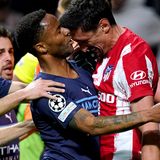 Es entwickelt sich eine Rudelbildung, an der zahlreiche Spieler beider Teams beteiligt sind. Besonders Savic und Citys Raheem Sterling (Mitte links) geraten heftig aneinander.
