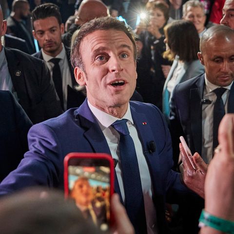 Emmanuel Macron mit Fotografen und Buddyguards