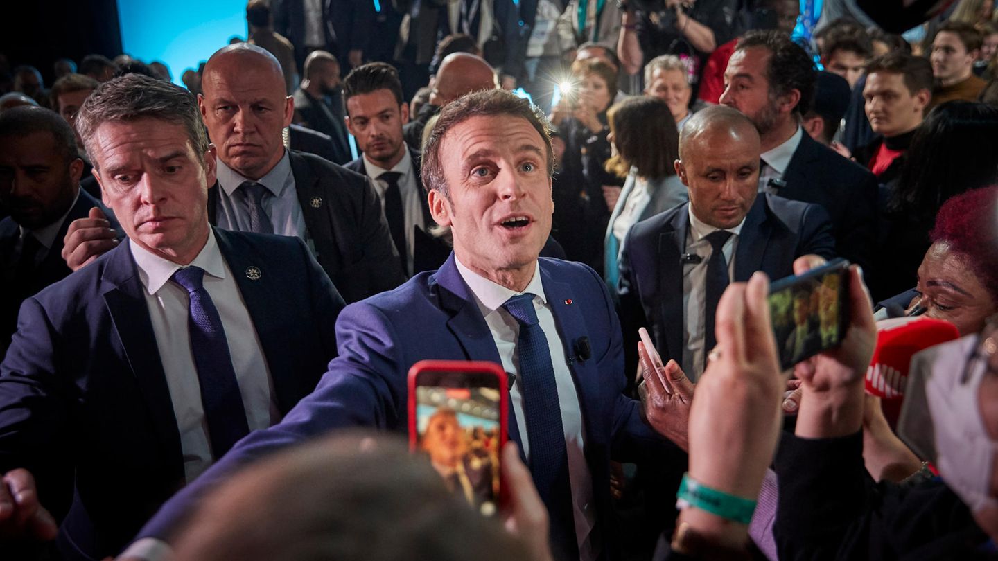 Emmanuel Macron mit Fotografen und Buddyguards Emmanuel Macron mit Fotografen und Buddyguards