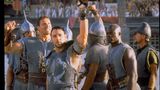 Wer etwas raueren Seegang bevorzugt, für den hält der Schwestersender ZDFneo zur gleichen Zeit eine Alternative bereit: "Gladiator". Fünf Trophäen erhielt Ridley Scotts Historienepos bei der Oscar-Verleihung 2001, unter anderem wurde Russell Crowe für seine Rolle als in Ungnade gefallener römischer Feldherr Maximus ausgezeichnet. Aus deutscher Sicht fast noch interessanter: Der Film bescherte Ralf Moeller, hier links neben Crowe im Bild, seinen größten Erfolg. Das Epos passt ideal in den Reigen an Sandalenfilmen, der über Ostern durch die Kanäle gespült wird.  ZDFneo zeigt "Gladiator" am Ostersonntag um 20.15 Uhr.