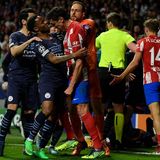 Im Hintergrund sieht man Siebert, der ebenfalls alles versucht, um zu beschwichtigen.