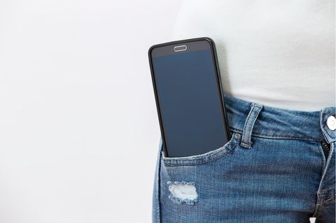 Ein Smartphone unter 6 Zoll steckt in einer Hosentasche.