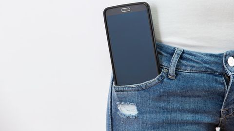 Ein Smartphone unter 6 Zoll steckt in einer Hosentasche.