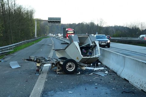 Gesprengtes Geschwindigkeitsmessgerät liegt auf der fahrbahn