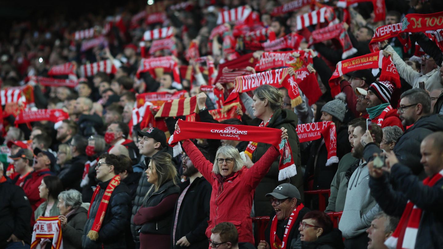 Hymne von Borussia Mönchengladbach läuft beim FC Liverpool