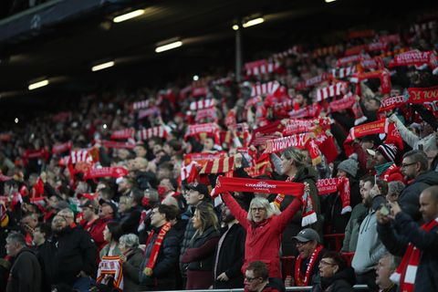 Hymne von Borussia Mönchengladbach läuft beim FC Liverpool