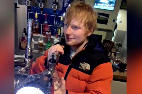 Ed Sheeran zapft ein Bier in einem Pub in Birmingham