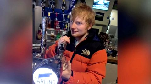 Ed Sheeran zapft ein Bier in einem Pub in Birmingham