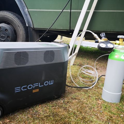 Eine Ecoflow Delta Pro ist eine bullige Box. Mit ihr kann Strom erzeugt werden.